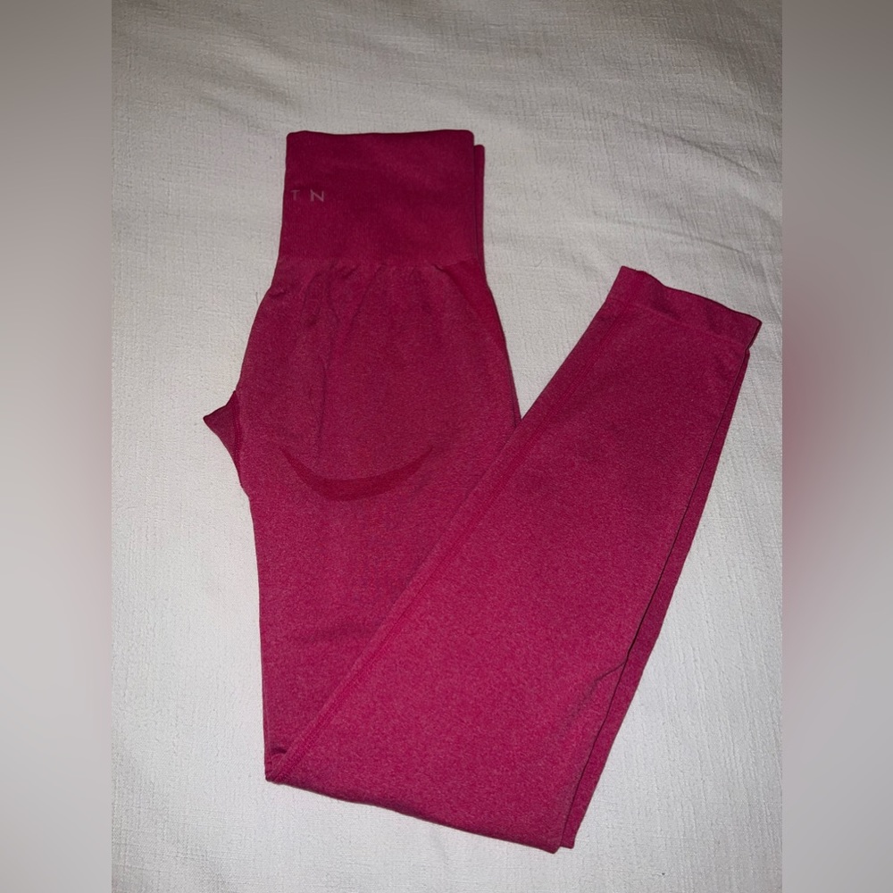 Hot pink NVGTN leggings!!!💕
